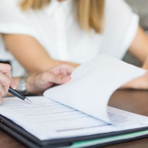Menschen bl&auml;ttern in Unterlagen