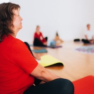 Frau entspannt im Sitzen