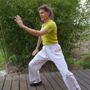 Dozentin praktiziert Chi Gong