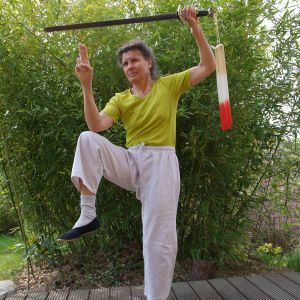 Dozentin praktiziert Tai Chi Schwertform