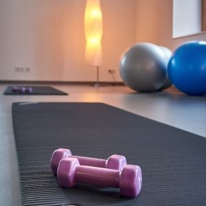 Hanteln auf einer Sportmatte