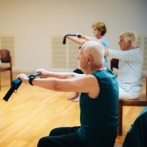 &Auml;ltere Menschen machen Sport&uuml;bungen
