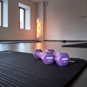Hanteln auf einer Sportmatte