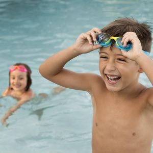 Kind mit Schwimmbrille
