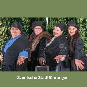 Vier Frauen l&auml;chend nebeneinander im Gewand um das Jahr 1929