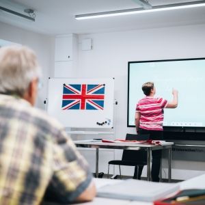 Lernende schauen zum Smartboard