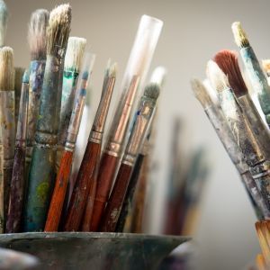 unterschiedliche Pinselgr&ouml;&szlig;en, die bereits benutzt wurden, stecken mit dem Besatz nach oben